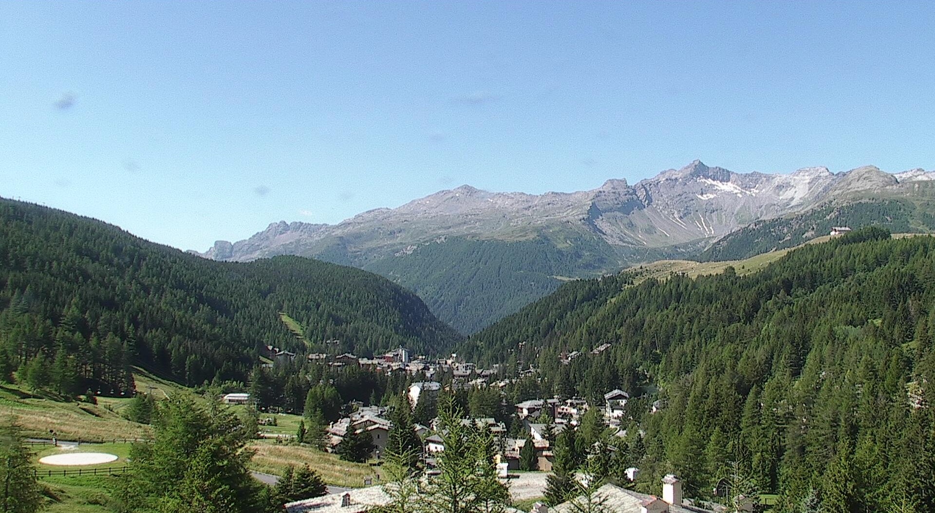 Vista panoramica del borgo alpino di Madesimo innevato al tramonto